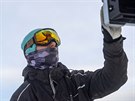 Pracovníci Skicentra Detné v Orlických horách na Rychnovsku zasnují ervenou...