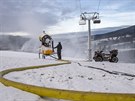 Pracovníci Skicentra Detné v Orlických horách na Rychnovsku zasnují ervenou...