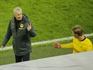 DNES JEN DVA? Dortmundský trenér Lucien Favre vtipkuje se stídajícím stelcem...