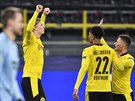 Erling Braut Haaland (vlevo) oslavuje se spoluhrái z Dortmundu svj druhý gól...