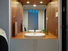 Skromná koupelna je dokonale ergonomicky koncipovaná: vlevo od elegantního...