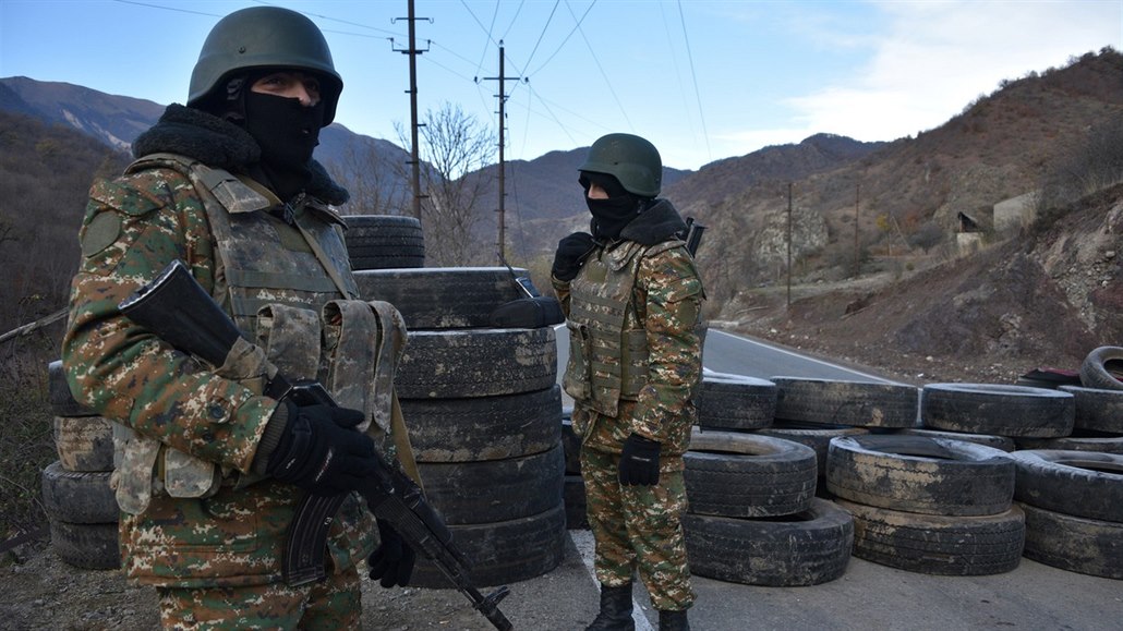 Arménští vojáci na stráži u kontrolního stanoviště na silnici vedoucí do Kalbajaru