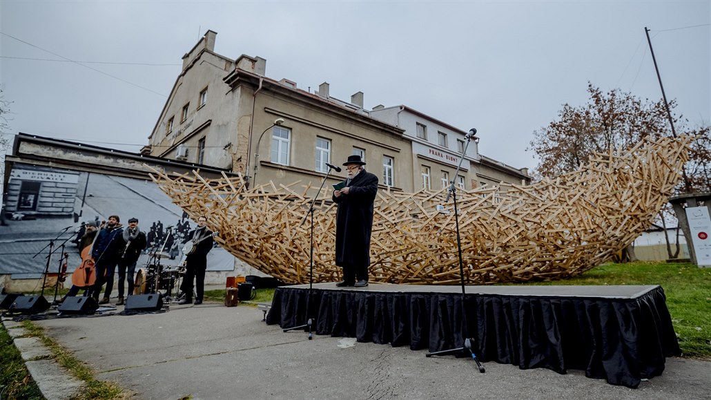 Pietní akce na pra�ském nádra�í Bubny p�i p�íle�itosti 80. výro�í potopení lodi...