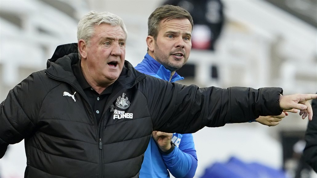 Kou� Newcastlu Steve Bruce b�hem utkání Premier League proti Chelsea.