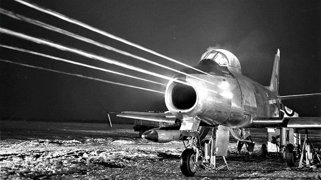 F-86 při nastřelování kulometů v noci