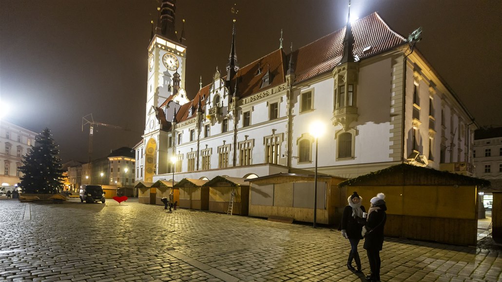 Vánoční trhy ve stínu viru: rozsvěcení stromů bez lidí i rušení programu