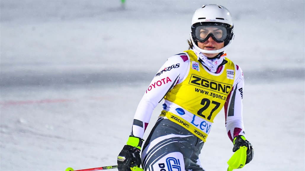 Martina Dubovská v cíli slalomu ve finském Levi