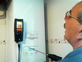 Servisní technici se vybavili měřicím přístrojem na měření CO.