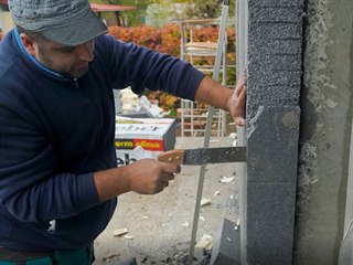 Izolace se musí přetáhnout o tloušťku izolace na špatetách.