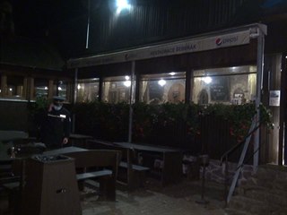 Do restaurace Šeberák večer dorazili policisté. (26. listopadu 2020)