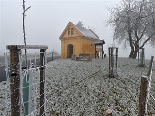 Mlha inverzní oblačnosti spolu s mrazem pokryly krajinu ve vyšších polohách...