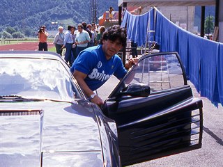 Argentinský fotbalista Diego Maradona (vpravo) nastupuje do svého Ferrari Testa...