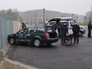 Do plotu sídla německé kancléřky Angely Merkelové v Berlíně očividně úmyslně...
