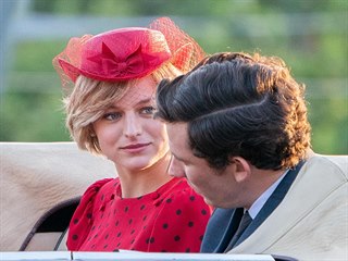 Emma Corrinová a Josh O'Connor v seriálu Koruna (2020)