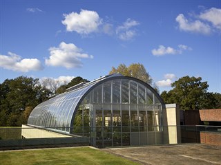 Součástí semenné banky Millennium Seed Bank jsou skleníky, kde se kontroluje...