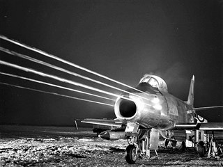 F-86 při nastřelování kulometů v noci