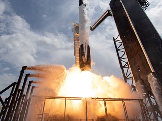 Vodní ochrana rampy LC-39A během startu mise DM-2