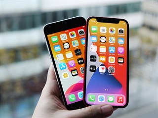 iPhone 12 mini a iPhone SE