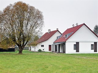 Usedlost v jižních Čechách: původní chalupu, přilehlou stodolu a několik...