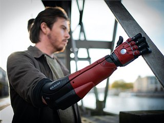 Umělá ruka vytvořená podle designu hry Metal Gear Solid