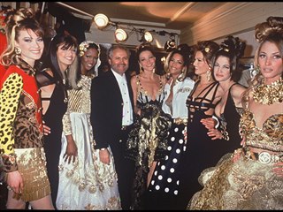 Přehršel flitrů, zvířecích vzorů, kůže a drahého kamení. Versace ani nemusí být...