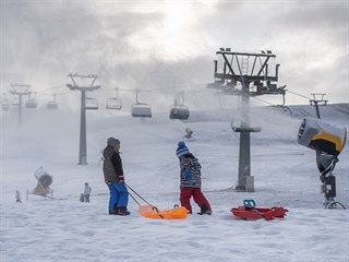 Pracovníci Skicentra Deštné v Orlických horách na Rychnovsku zasněžují červenou...