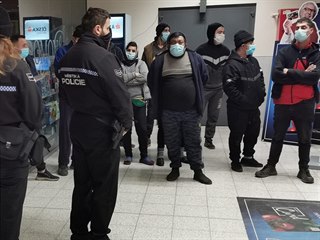 Cizinci chtěli v Plzni nakupovat bez roušek a košíků. Do Kauflandu se vydaly...