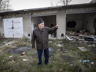 Juraj Fabián před zničenými garážemi na Vývozní ulici ve Slezské Ostravě.