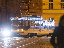 Vánon ozdobené tramvaje na Mánesov most v Praze (29. listopadu 2020)
