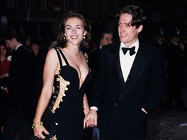 Okam�ik, který se zapsal do d�jin módy: here�ka Elizabeth Hurley v roce 1994 v...