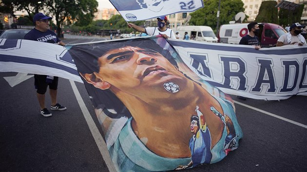 LIdé v Buenos Aires vyrazili do ulic. Sdílejí truchlení po smrti Diega Maradony.
