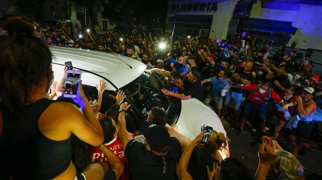 Poh�ebn� v�z s ostatky fotbalov�ho velik�na Diega Maradony proj�d� davem v Buenos Aires.