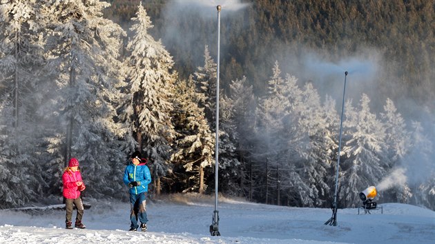 Klínovecký skiareál začal zasněžovat sjezdovky.