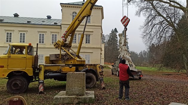 Demont a odvoz litinov plastiky Diany se srncem, kter navrt pvodn krsu v ateliru restaurtora Jindicha Kovaka.