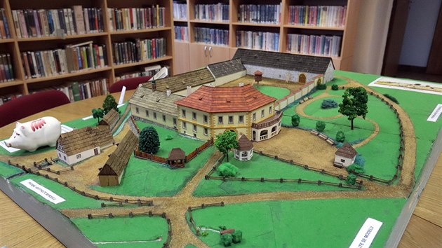 Model Hamrnického statku se zámečkem vystavený v knihovně ve Velké Hleďsebi