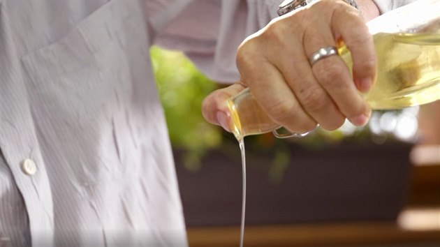 Zdeněk Pohlreich ukazuje, jak skromným pramínkem dolévat olej, když vyrábíte domácí majonézu.