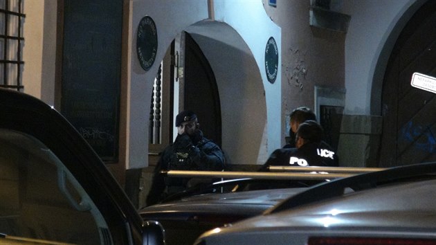 Policie musela ukonit nelegln prty v Anensk ulici v Praze. (28. listopadu)