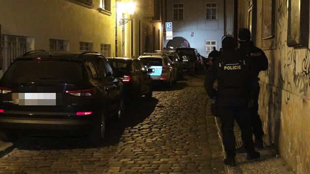 Policie musela ukonit nelegln prty v Anensk ulici v Praze. (28. listopadu)