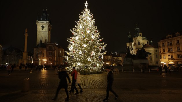 Vnon strom na Staromstskm nmst v Praze u svt, tentokrt bez slavnostnho rozsvcen (28. listopadu 2020)