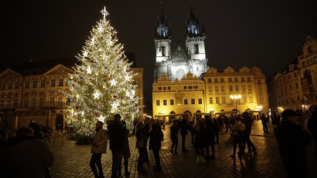 Vnon strom na Staromstskm nmst v Praze u svt, tentokrt bez slavnostnho rozsvcen (28. listopadu 2020)