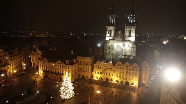 Vnon strom na Staromstskm nmst v Praze u svt, tentokrt bez slavnostnho rozsvcen (28. listopadu 2020)