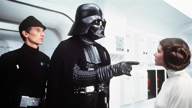 David Prowse pi naten Hvzdnch vlek v roli Darth Vadera, Carrie Fisher jako princezna Leia. (29. listopadu 2020)
