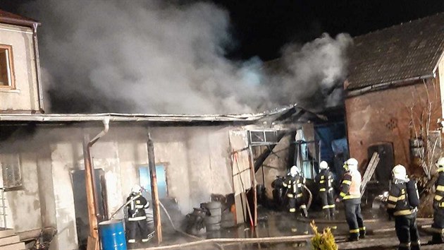 V pátek večer pět jednotek hasičů vyjelo k požáru garáže na Opavsko. (27. listopadu 2020)