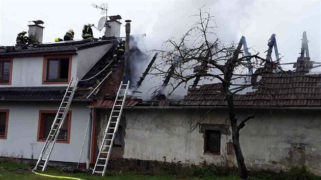 V nedli bojovali hasii na Perovsku s porem rodinnho domu. (29. listopadu 2020)