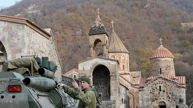 Rut mrotvorci v kltee armnsk apotolsk crkve Dadivank, jen se nachz na zem, kter bude pedno zerbajdnu. (15. listopadu 2020)