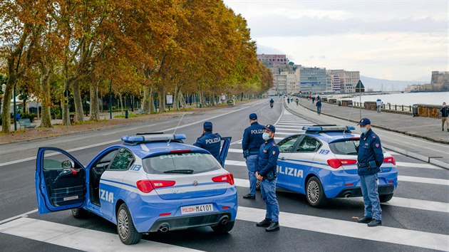 Policist v italsk Neapoli dohl na dodrovn opaten zavedench kvli koronaviru. (15. listopadu 2020)