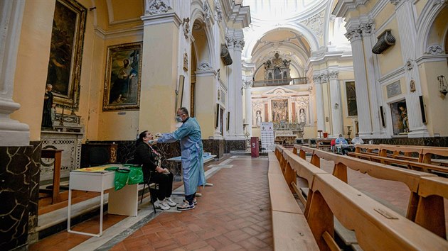 Zdravotnci testuj lidi na covid-19 v kostele v italsk Neapoli. (18. listopadu 2020)
