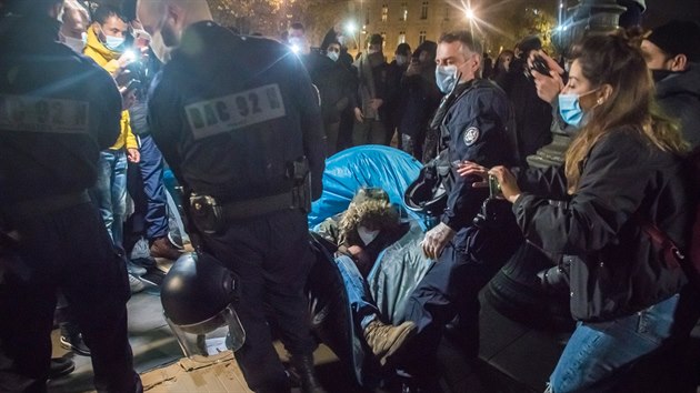 Francouzští policisté zakročili proti migrantům ve spontánně postaveném stanovém táboře na Náměstí republiky v Paříži. (23. listopadu 2020)
