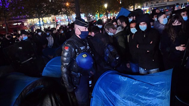 Francouzt policist zakroili proti migrantm ve spontnn postavenm stanovm tboe na Nmst republiky v Pai. (23. listopadu 2020)