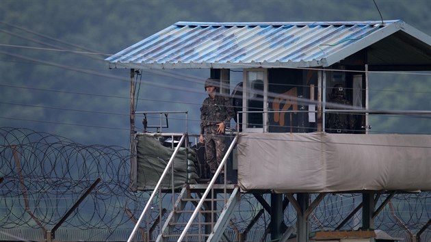 Jihokorejský voják na rozhledn v demilitarizované zón na behu eky Imdin v...